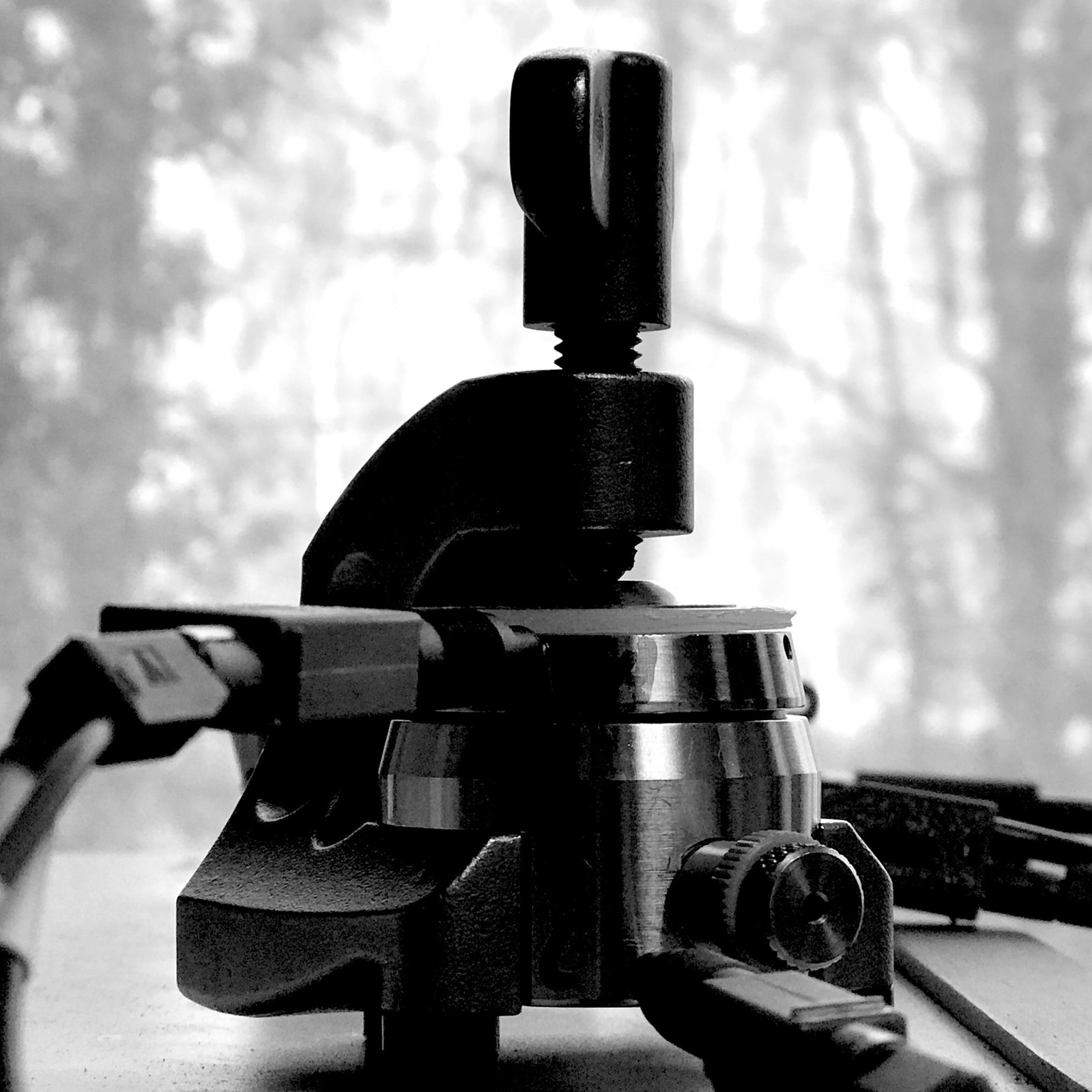 Cellule de batterie tout-solide dans son dispositif de test, en noir et blanc